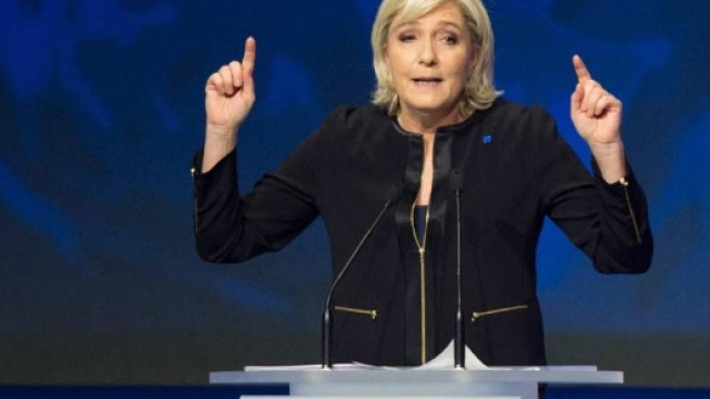 Opération séduction de Marine Le Pen dans la France périphérique