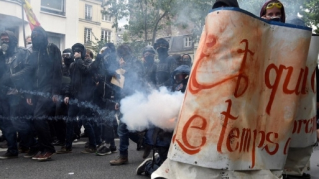 Scontri a Parigi durante la manifestazione contro la riforma del ... - panorama.it