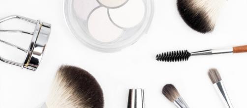 Makeup tools for a flawless face. - Pexels/kinkate
