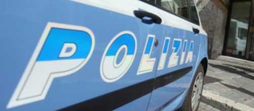 Calabria, chiudono bimba di 5 anni in auto e si allontanano