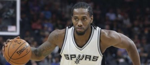 Kawhi Leonard helped lead the Spurs to an overtime win over Houston for Game 5. [Image via Blasting News image library/expressnews.com]
