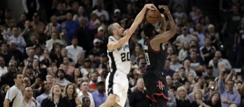 La stoppata decisiva di Ginobili su Harden (AP Photo/Eric Gay)