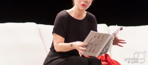 Michela Andreozzi in una scena teatrale