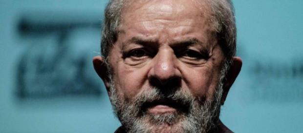 Lula está sendo investigado e é réu em 5 processos Lula está sendo investigado e é réu em 5 processos