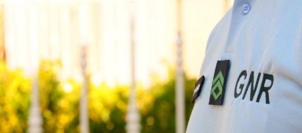 Militar recorre a uma técnica chamada "Mata leão" para imobilizar um suspeito Militar recorre a uma técnica chamada "Mata leão" para imobilizar um suspeito