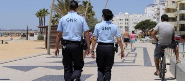 Militares da GNR de Albufeira acabam agredidos por homem britanico Militares da GNR de Albufeira acabam agredidos por homem britanico