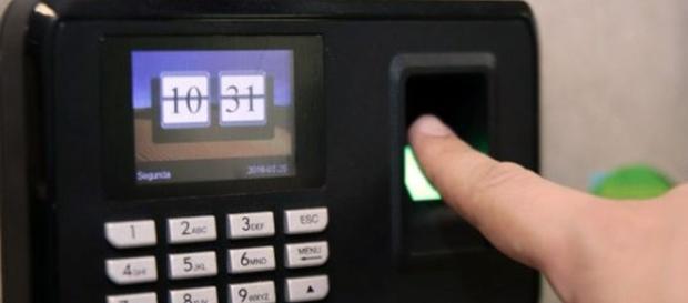 Mulher instala relógio de ponto para monitorar quando marido chega em casa Mulher instala relógio de ponto para monitorar quando marido chega em casa