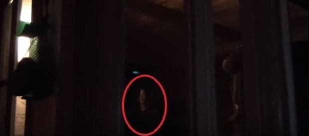 Paranormal afirma ter filmado suposta criança fantasmagórica (Youtube) Paranormal afirma ter filmado suposta criança fantasmagórica (Youtube)