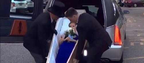 New Jersey teen arrives to high school prom in a coffin - Photo: Blasting News Library - nydailynews.com