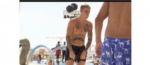 Bieber é filmado agarrando um homem em piscina.