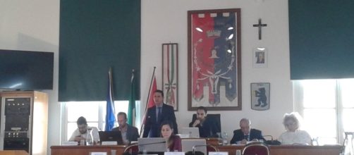 Consiglio Comunale di Pomezia dell'11 maggio 2017. Il sindaco Fucci interviene sulla vicenda dell'incendio alla Eco X (foto A. Gambella)