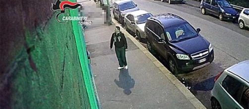 Il rapinatore 'gentile' è stato incastrato dalle telecamere di sorveglianza sulla via dove ha fatto due "visite" a uno studio medico di Torino.