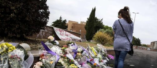 Residenti del quartiere di Centocelle a Roma hanno deposto fiori dove è avvenuto il rogo del camper dei rom costato la vita a tre sorelle