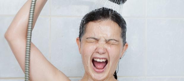 Banho frio traz benefícios para pele, cabelos e sistema imunológico Banho frio traz benefícios para pele, cabelos e sistema imunológico