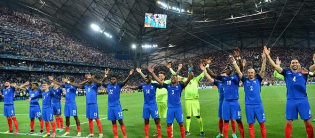 Euro 2016 : Quand l'équipe de France reprend le "clapping ... - programme-tv.net Euro 2016 : Quand l'équipe de France reprend le "clapping ... - programme-tv.net