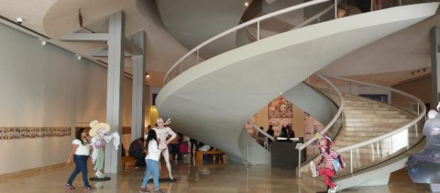 La arquitectura del museo nos lleva hasta un piso superior desde donde comienza la cronología. La arquitectura del museo nos lleva hasta un piso superior desde donde comienza la cronología.