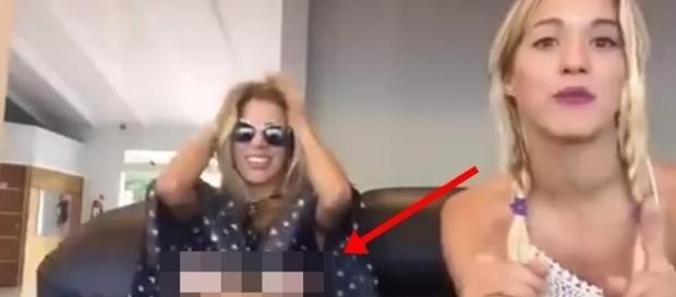 Peitos de jovem acabou ficando expostos durante entrevista no Youtube Peitos de jovem acabou ficando expostos durante entrevista no Youtube