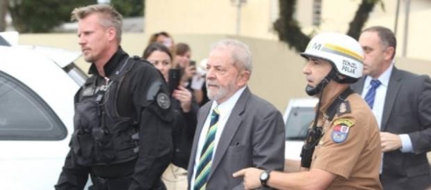 "Policial gato" que escoltou Lula em Curitiba cai nas graças da internet, mas notícia também recebe críticas (Foto: Reprodução/Google) "Policial gato" que escoltou Lula em Curitiba cai nas graças da internet, mas notícia também recebe críticas (Foto: Reprodução/Google)