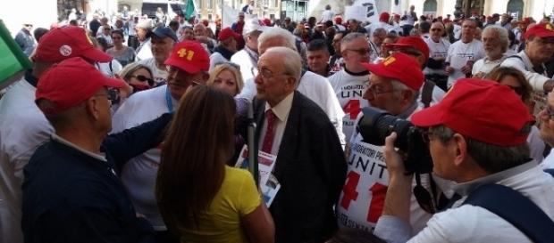 Riforma pensioni, lavoratori precoci in piazza: abolire la Fornero, novità oggi 11 maggio. Foto su Fb Lavoratori precoci uniti a tutela propri diritti Riforma pensioni, lavoratori precoci in piazza: abolire la Fornero, novità oggi 11 maggio. Foto su Fb Lavoratori precoci uniti a tutela propri diritti