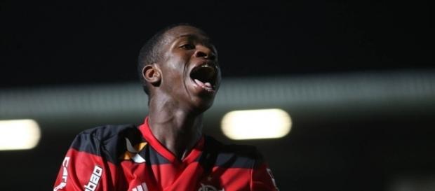 Vinícius Júnior está muito perto do Real Madrid. Vinícius Júnior está muito perto do Real Madrid.