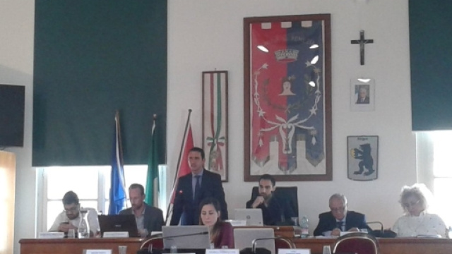 Consiglio Comunale di Pomezia dell'11 maggio 2017. Il sindaco Fucci interviene sulla vicenda dell'incendio alla Eco X (foto A. Gambella)