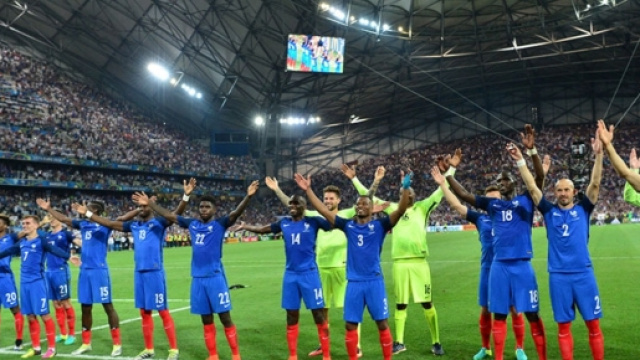 Euro 2016 : Quand l'équipe de France reprend le "clapping ... - programme-tv.net