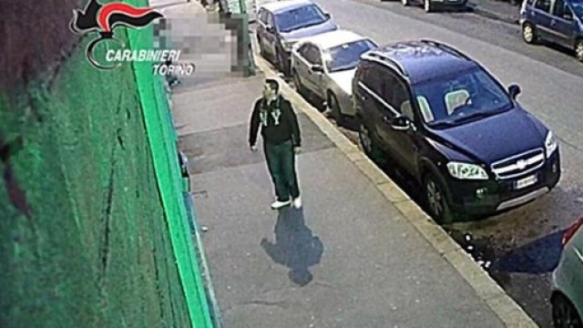 Il rapinatore 'gentile' è stato incastrato dalle telecamere di sorveglianza sulla via dove ha fatto due "visite" a uno studio medico di Torino.