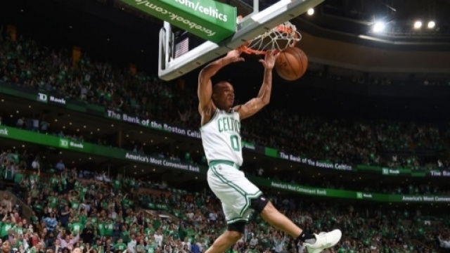 Nella foto la schiacciata di Avery Bradley, MVP di Gara-5 tra Celtics e Wizards (via Bleacher Report)