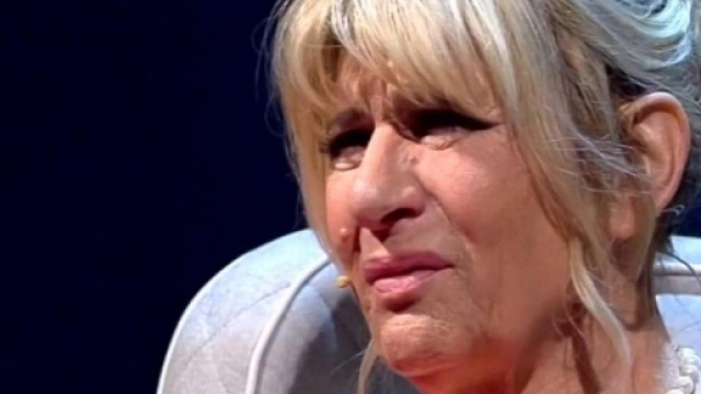 Uomini e Donne Over: Gemma Galgani impazzita? Il gesto che fa ... - melty.it