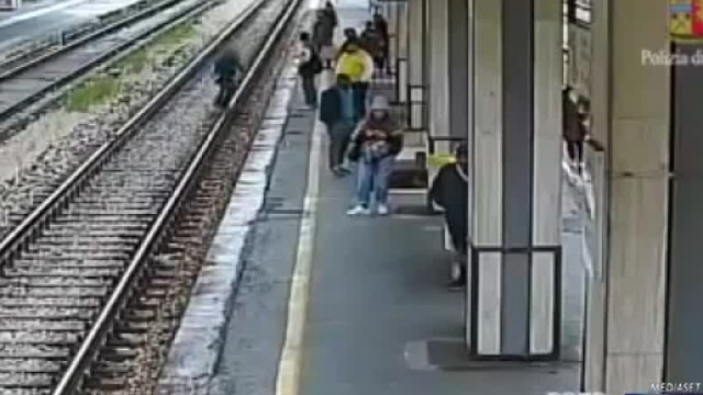 Video Tgcom24: Ragazzine scattano selfie sui binari nel Milanese ... - mediaset.it