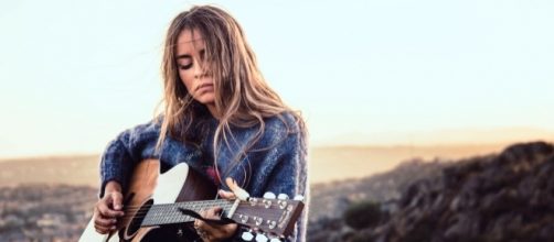 La cantautora Sofía Ellar, con su guitarra.