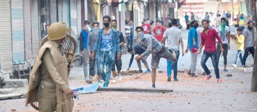 Stone pelters throwing rocks at the Indian Army in Sirinagar. - BCCL (http://media.indiatimes.in)