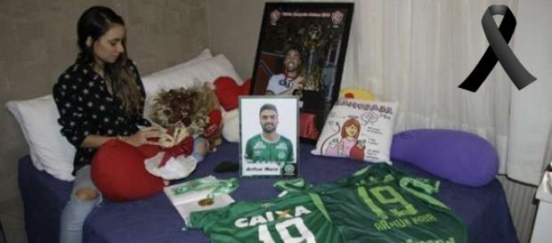 Esposa do jogador Arthur Maia, que faleceu no trágico acidente aéreo, ainda está em depressão. Esposa do jogador Arthur Maia, que faleceu no trágico acidente aéreo, ainda está em depressão.