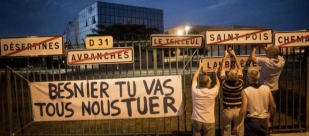 Les agriculteurs en colère contre le géant du lait Lactalis Les agriculteurs en colère contre le géant du lait Lactalis