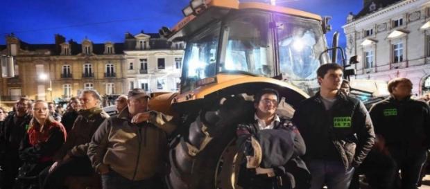 Les agriculteurs manifestent devant la Préfecture du Mans jeudi 11 mai 2017 Les agriculteurs manifestent devant la Préfecture du Mans jeudi 11 mai 2017