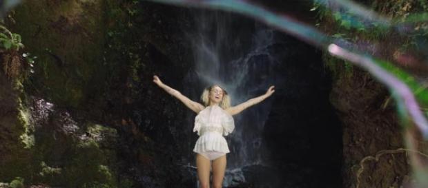 Miley Cyrus embraces a more natural look as she debuts new song ... - photo credit: thesun.co.uk Miley Cyrus embraces a more natural look as she debuts new song ... - photo credit: thesun.co.uk