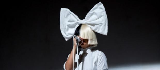 Sia: talentosa e excêntrica no palco Sia: talentosa e excêntrica no palco