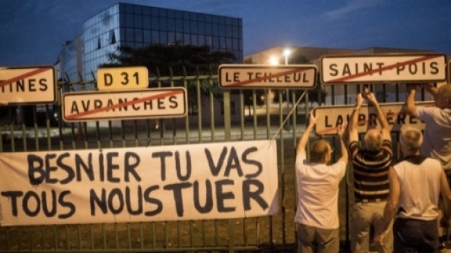 Les agriculteurs en colère contre le géant du lait Lactalis