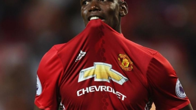 Paul Pogba con la maglia del Manchester United. Secondo l'AFP, la FIFA ha aperto un'inchiesta sul trasferimento del francese dalla Juve ai Red Devils