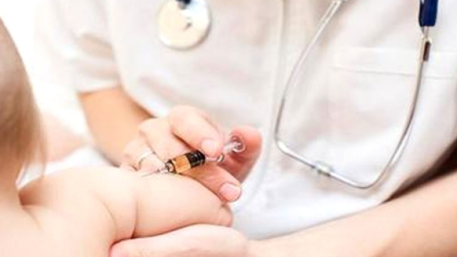 Vaccino esavalente, Codacons chiede chiarimenti