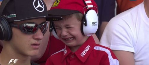 Formula 1, la Ferrari di Raikkonen subito fuori: sugli spalti un bambino piange. Sarà poi consolato dallo stesso finlandese della Ferrari