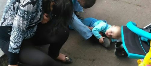 Ucraina, genitori ubriachi per strada: piccolo piange