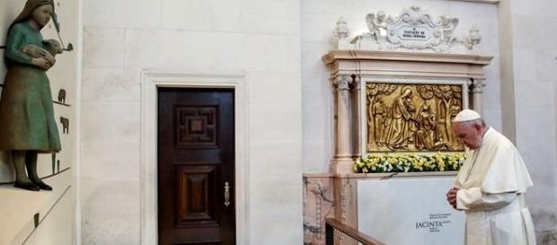 Antes da canonização, o Papa fez uma oração junto ao túmulo de Jacinta Antes da canonização, o Papa fez uma oração junto ao túmulo de Jacinta