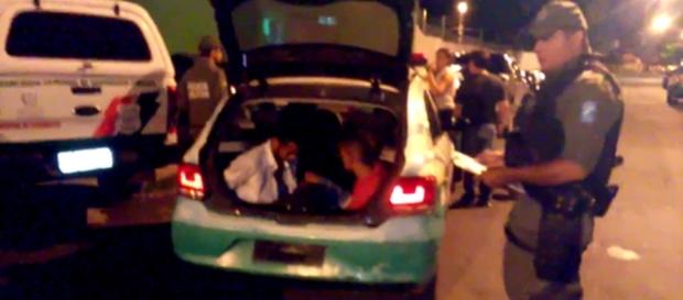 Momento em que os assaltantes foram pegos pela Polícia Militar Momento em que os assaltantes foram pegos pela Polícia Militar