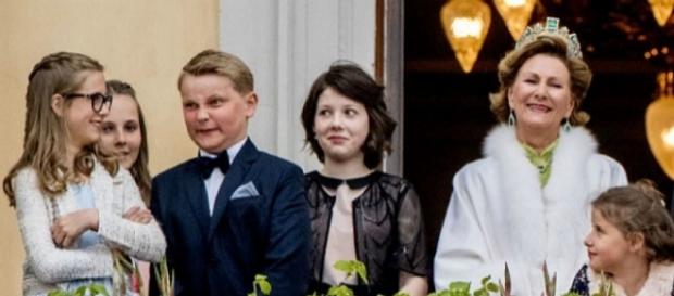 Príncipe Sverre Magnus com a família real da Noruega Príncipe Sverre Magnus com a família real da Noruega