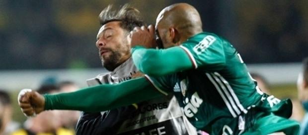 Soco de Felipe Melo em jogador uruguaio pela Libertadores foi punido Soco de Felipe Melo em jogador uruguaio pela Libertadores foi punido