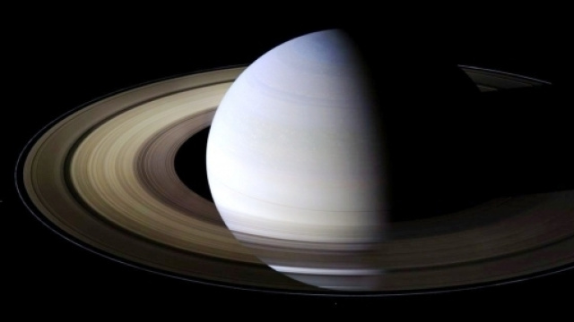 Fig.1 Saturno (sonda Cassini. Scientific American)