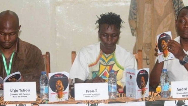 Freet-T entourée d'U'go Tchou et d'André ngoah à la dédicace