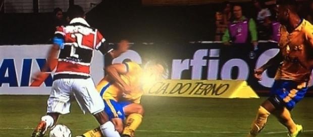 Lance que provocou a contusão no lateral do Santa Cruz Lance que provocou a contusão no lateral do Santa Cruz