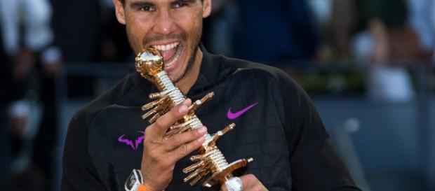 Nadal saboreando la victoria de Masters 1.000. Foto vía: Twitter MutuaMadridOpen Nadal saboreando la victoria de Masters 1.000. Foto vía: Twitter MutuaMadridOpen